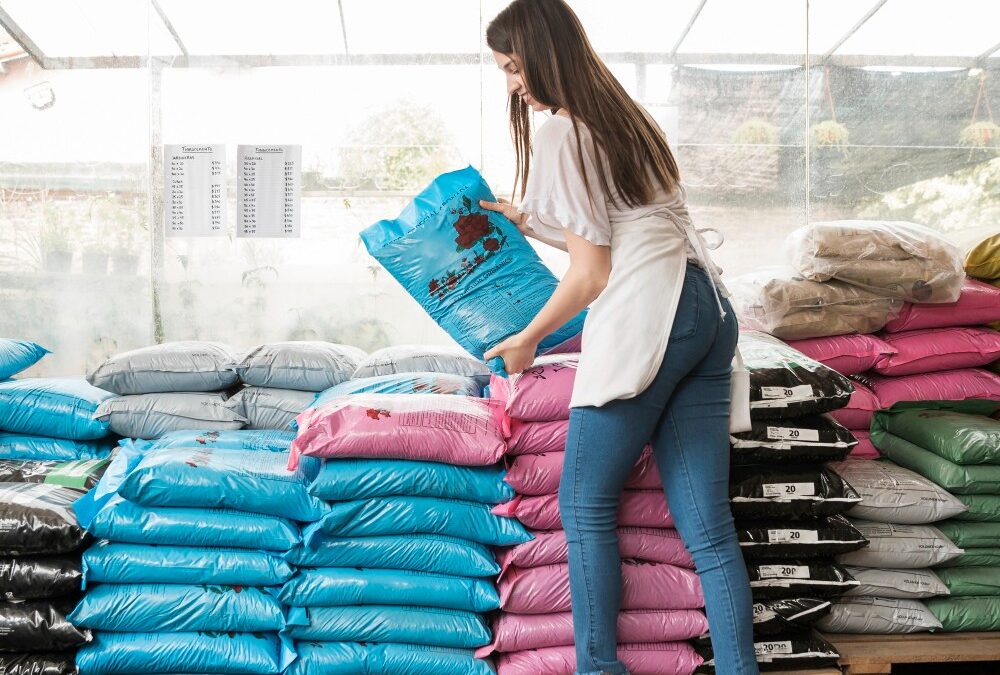 Diferenças entre sacos plásticos de alta e baixa densidade: entenda os impactos na resistência e flexibilidade